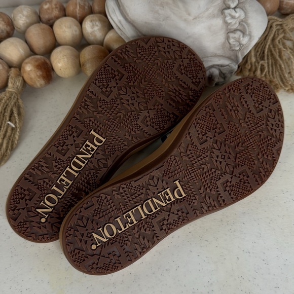 Pendleton Crater Lake Slide Sandals (For Women)
Sz 6 - Picture 6 of 9